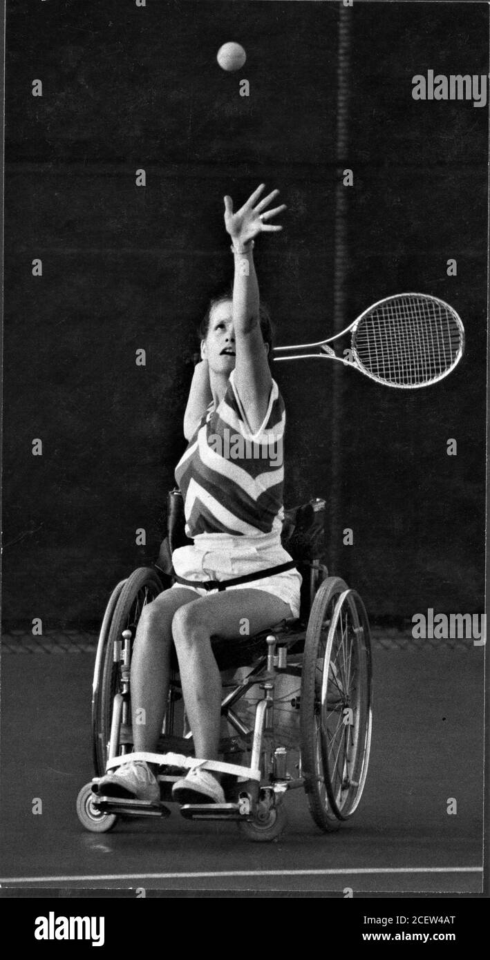 25-jährige Frau im Rollstuhl, die in einem Frauen-Tennisturnier in Los Angeles, Kalifornien, die sie gewonnen. Stockfoto