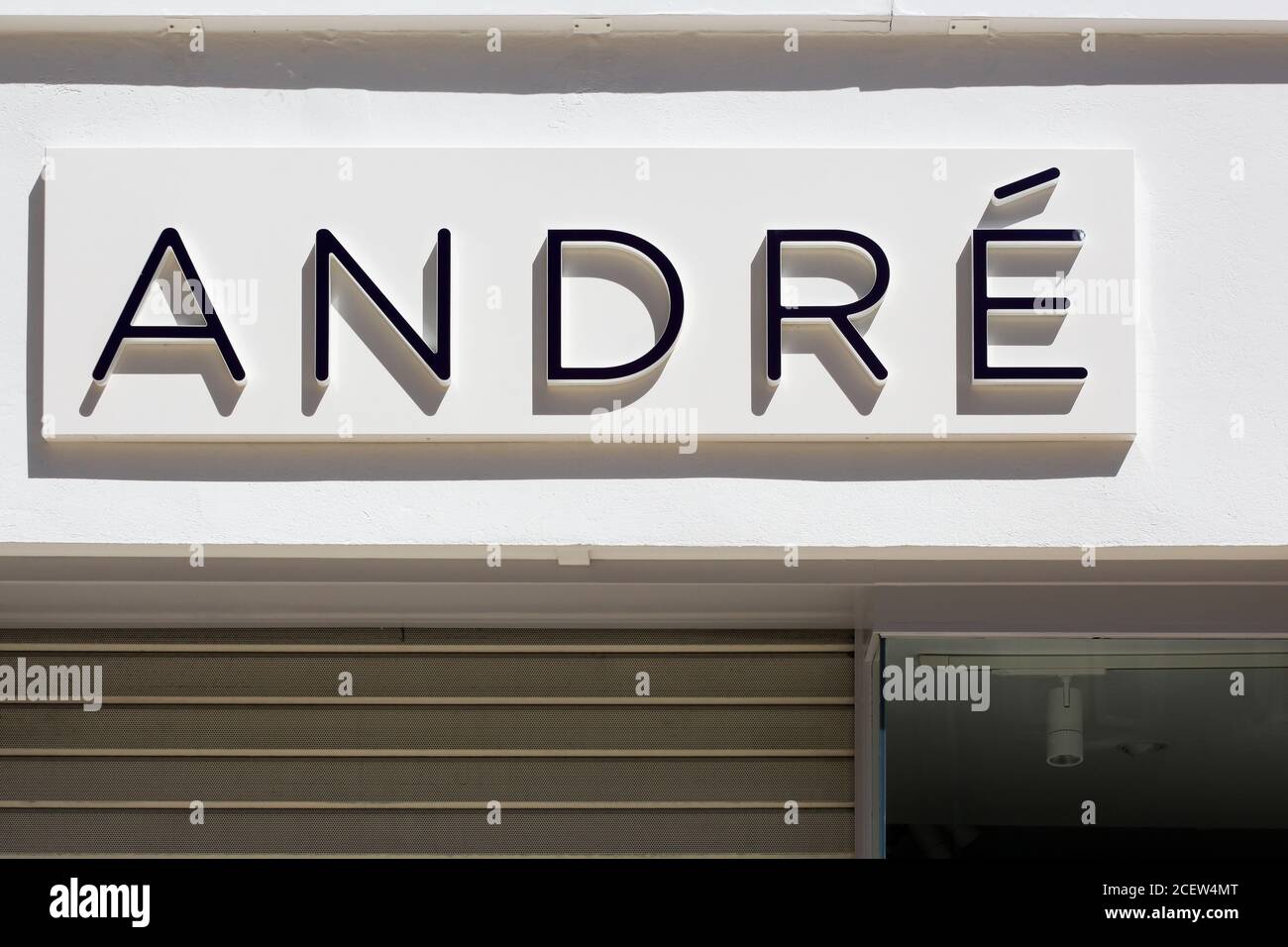 Villefranche, Frankreich - 17. Mai 2020: André ist ein französisches Schuhunternehmen und Vertriebsunternehmen mit Sitz in Paris Stockfoto