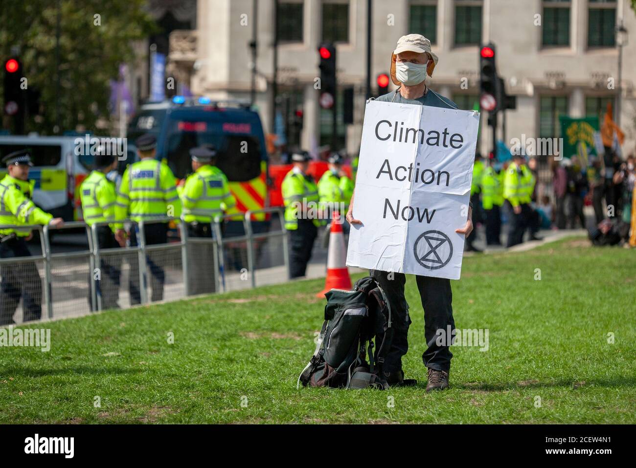 London, Großbritannien. September 2020. Extinction Rebellion Protestler steht vor den Häusern des parlaments mit einem ‘Climate Action now’ Banner. Frustriert über das Versagen der Regierung, auf die Klima- und ökologische Notlage zu reagieren, protestiert XR weiterhin für den Wandel. Der Climate and Ecological Emergency Bill (CEE Bill) ist der einzige konkrete Plan, der zur Verfügung steht, um diese Krise zu bewältigen, und so fordert XR in ihrer ersten Woche im Parlament die Regierung, jetzt zu handeln und diese Gesetzgebung anzunehmen. Quelle: Neil Atkinson/Alamy Live News. Stockfoto