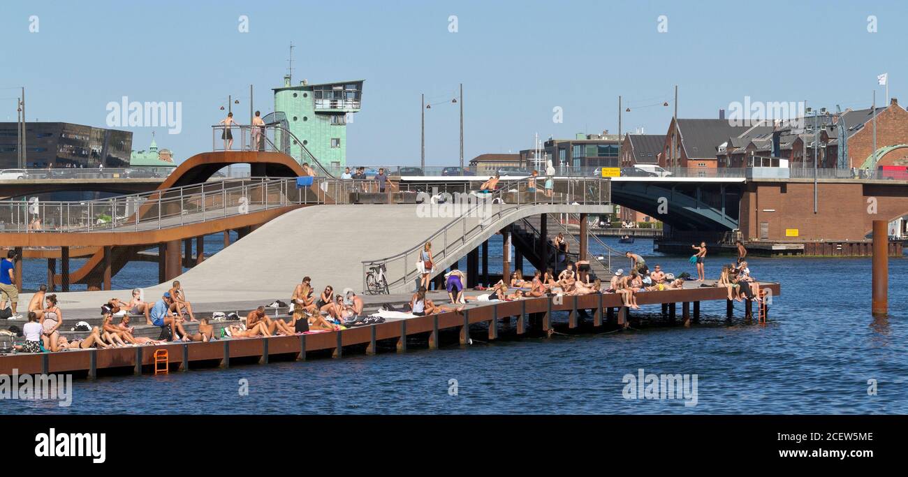 Kalvebod Bølge, Kalvebod Wellen an einem warmen, sonnigen Sommertag voll mit Sonnenbaden und Baden Menschen. Langebro Brücke im Hintergrund. Stockfoto