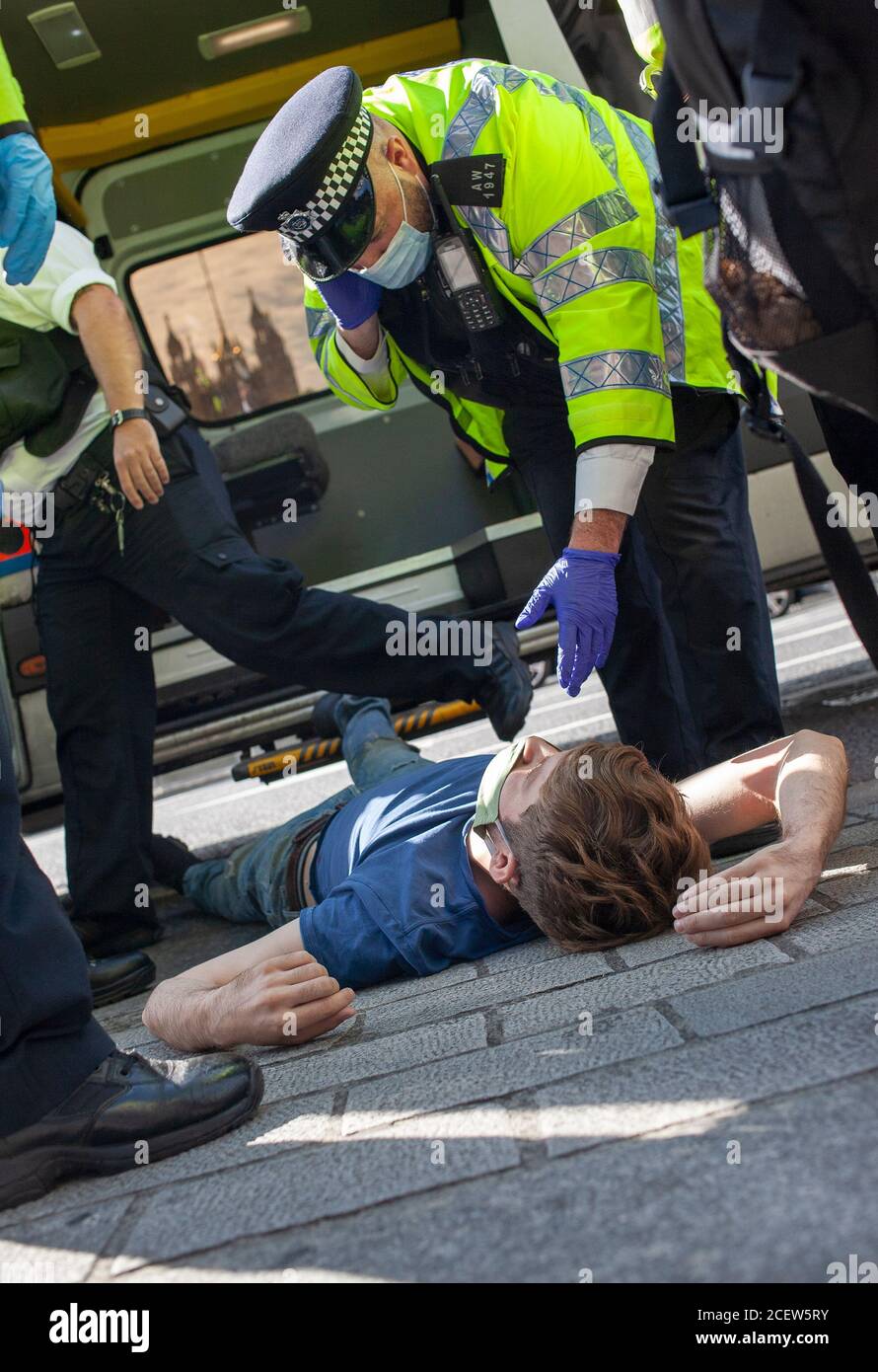 London, Großbritannien. September 2020. Die Polizei versucht am zweiten Tag der Demonstrationen, vor den Häusern des parlaments, einen verhafteten, vom Aussterben bedrohten Rebellion in einen Polizeiwagen zu bringen. Frustriert über das Versagen der Regierung, auf die Klima- und ökologische Notlage zu reagieren, protestiert XR weiterhin für den Wandel. Der Climate and Ecological Emergency Bill (CEE Bill) ist der einzige konkrete Plan, der zur Verfügung steht, um diese Krise zu bewältigen, und so fordert XR in ihrer ersten Woche im Parlament die Regierung, jetzt zu handeln und diese Gesetzgebung anzunehmen. Quelle: Neil Atkinson/Alamy Live News. Stockfoto