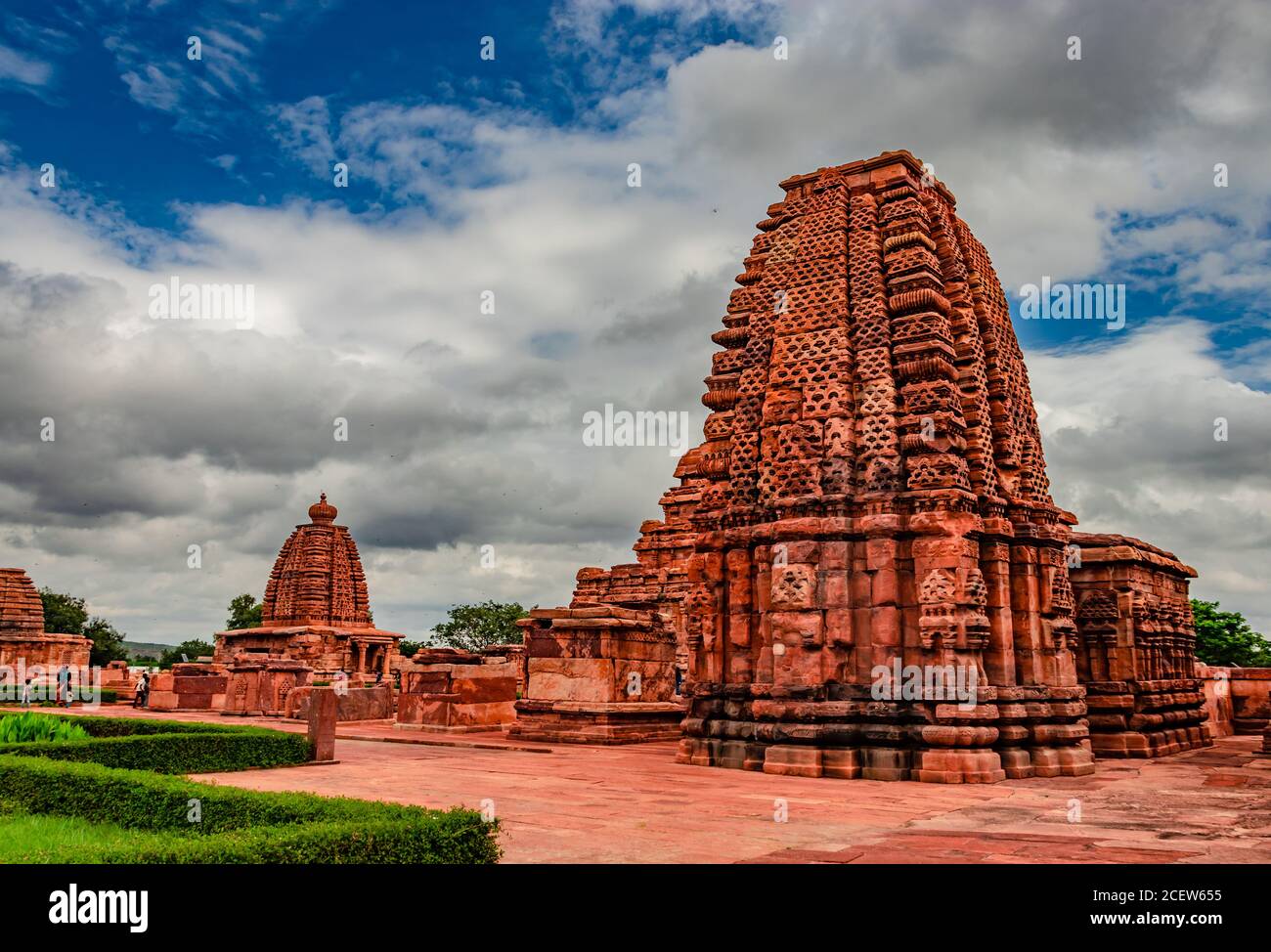 Pattadakal Tempel Gruppe von Denkmälern atemberaubende Steinkunst aus verschiedenen Winkel mit erstaunlichen Himmel. Es ist eines der UNESCO-Welterbestätten und com Stockfoto