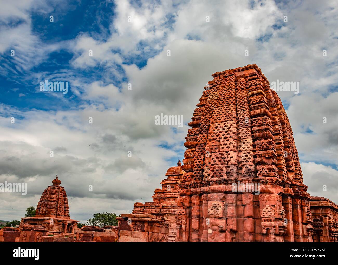 Galaganatha Tempel pattadakal atemberaubende Steinkunst aus verschiedenen Blickwinkeln mit erstaunlichen Himmel. Es ist eines der UNESCO-Welterbestätten und Komplex von Stockfoto
