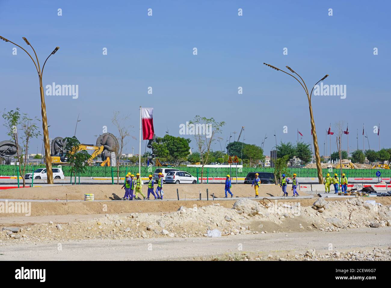 DOHA, KATAR -12 DEC 2019- Blick auf Gastarbeiter auf einer Baustelle in Doha, Katar. Stockfoto