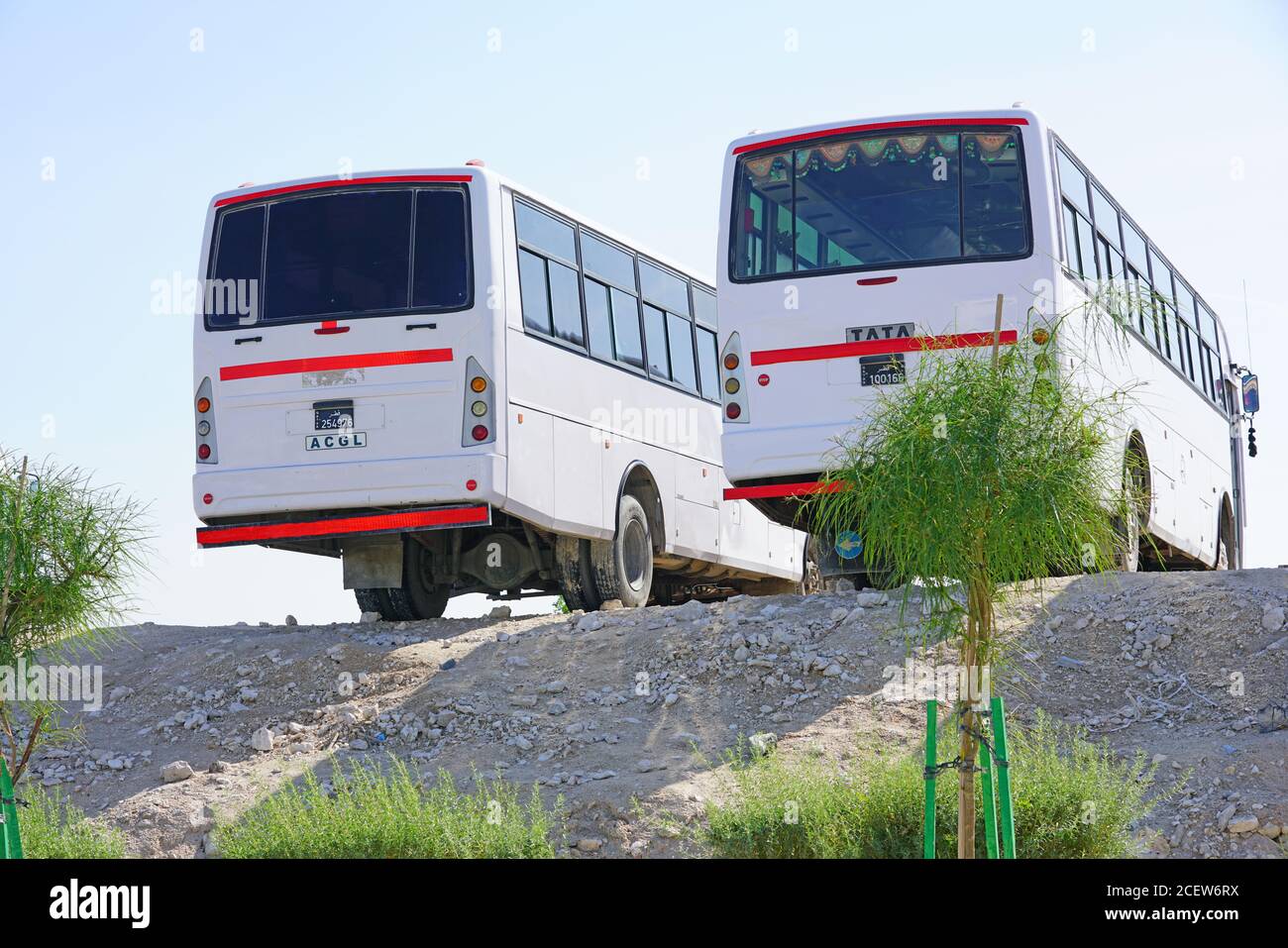 DOHA, KATAR -12 DEC 2019- Ansicht von Tata-Bussen, mit denen Gastarbeiter auf einer Baustelle in Doha, Katar, transportiert wurden. Stockfoto