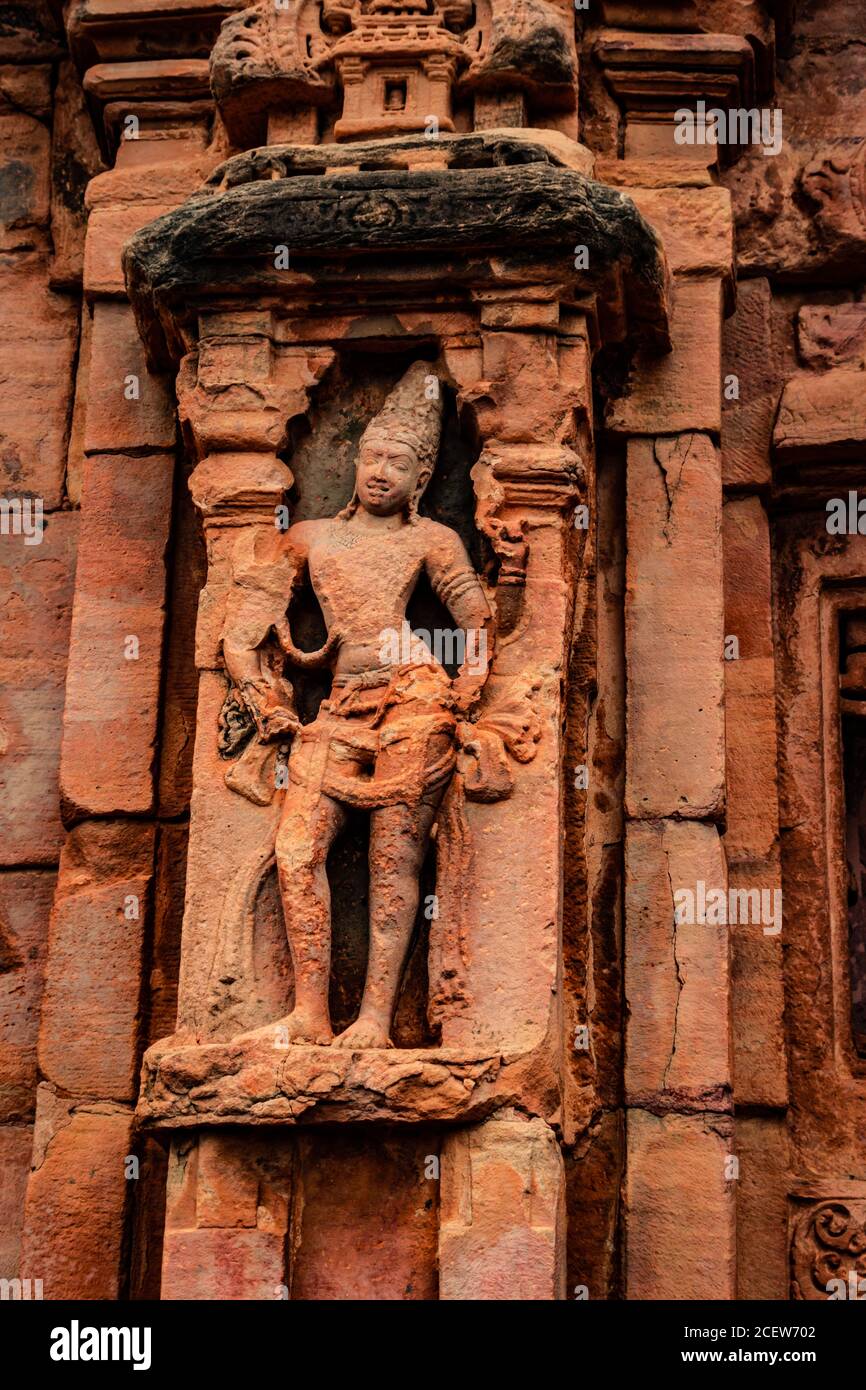 Skulpturen der hinduistischen Götter an der Fassade des 7. Jahrhunderts Tempel geschnitzte Wände in Pattadakal karnataka. Es ist eines der UNESCO-Welterbestätten und Komplex Stockfoto