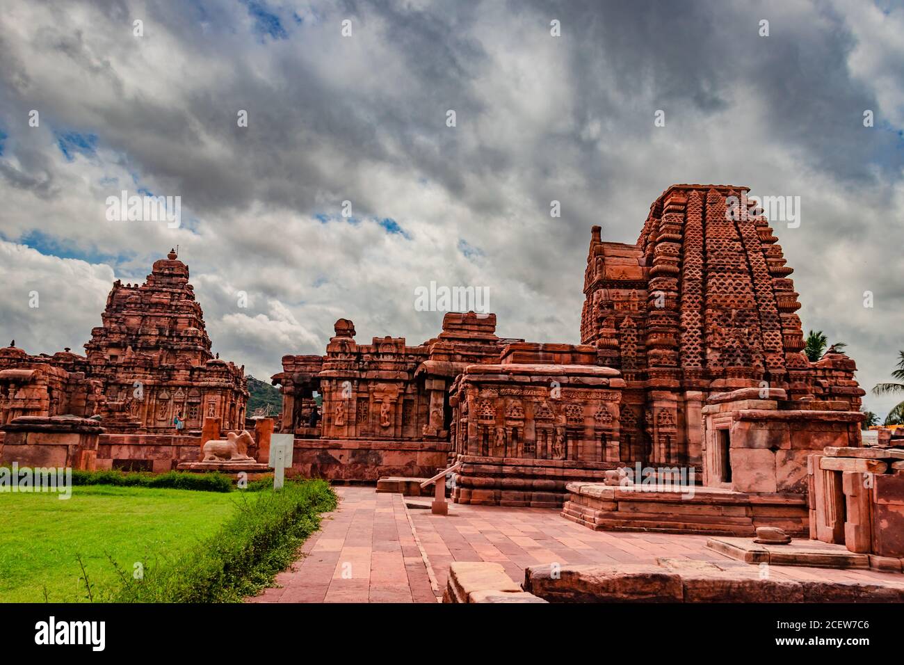 Pattadakal Tempel Gruppe von Denkmälern atemberaubende Steinkunst aus verschiedenen Winkel mit erstaunlichen Himmel. Es ist eines der UNESCO-Welterbestätten und com Stockfoto
