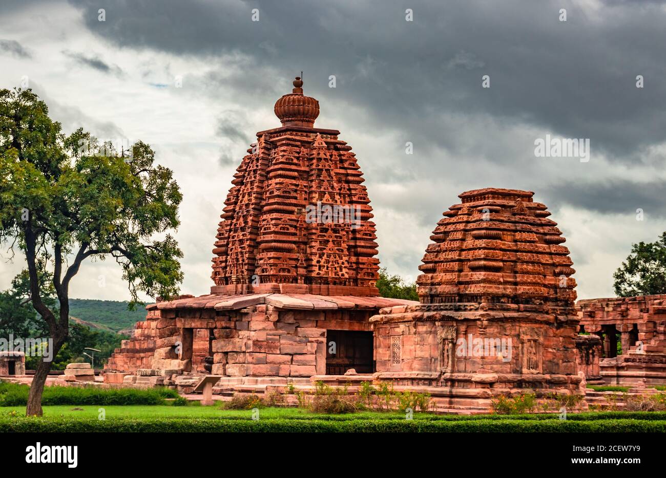 Pattadakal Tempel komplexe Gruppe von Denkmälern atemberaubende Steinkunst mit dramatischen Himmel karnataka indien. Es ist eines der UNESCO-Welterbestätten und Stockfoto