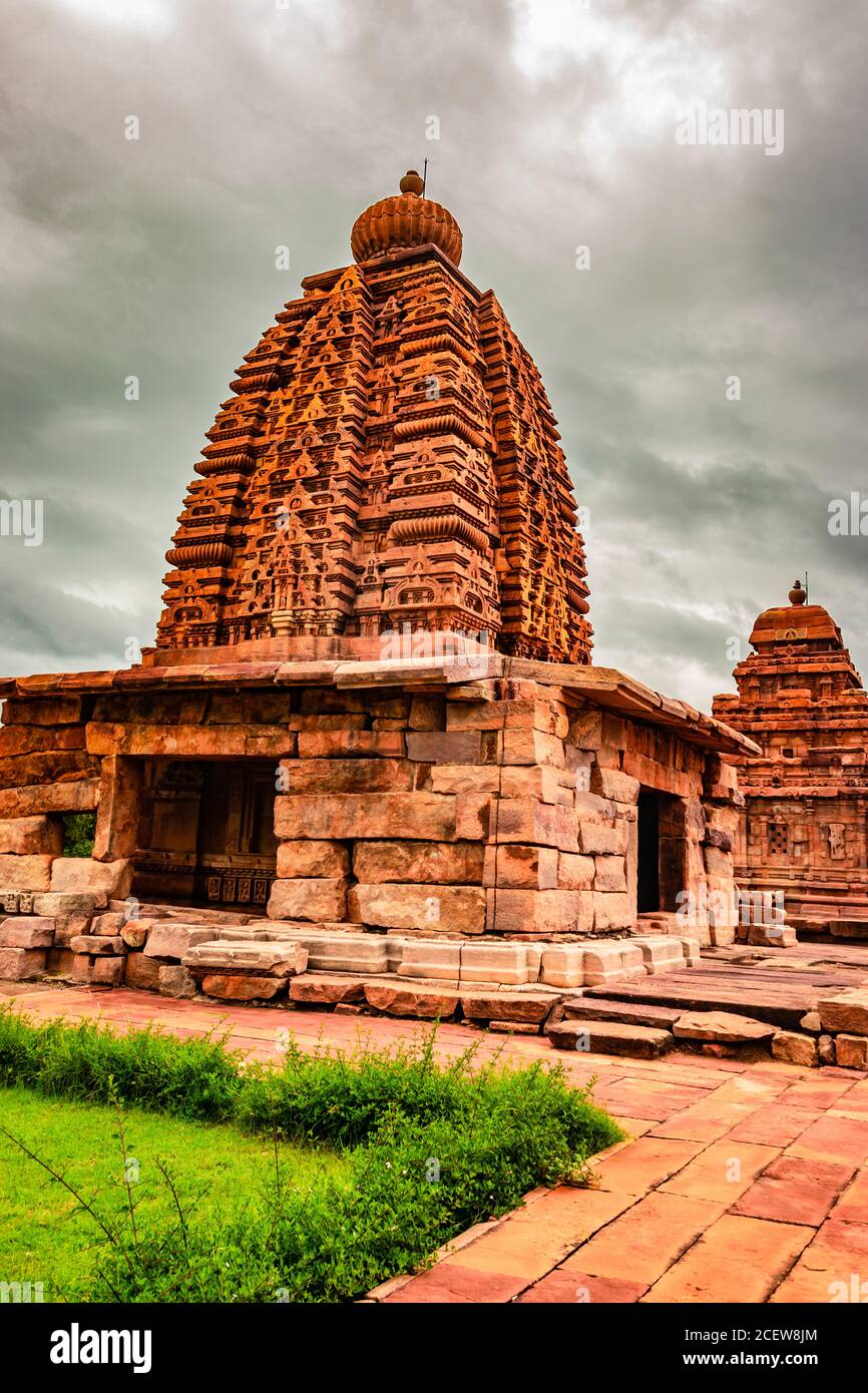 Kadasiddeshwara Tempel pattadakal atemberaubende Steinkunst aus verschiedenen Winkel mit dramatischen Himmel. Es ist eines der UNESCO-Welterbestätten und compl Stockfoto