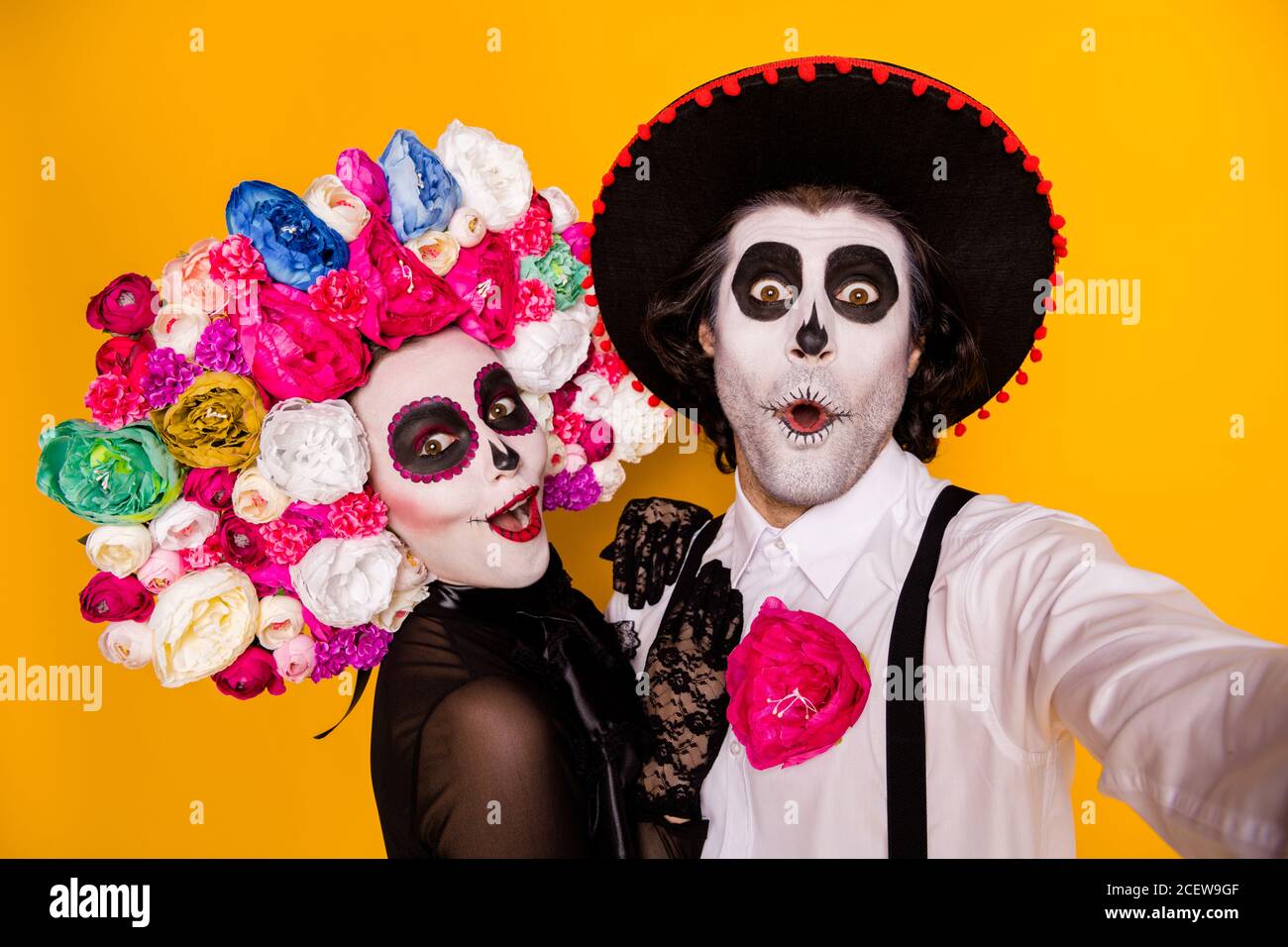 Nahaufnahme Porträt Foto des Bösen Kreatur erstaunt gespenstisch zwei Menschen Mann Dame nehmen Selfie tragen schwarzes Kleid Tod Kostüm Rosen Kopfbügel-Hosenträger Stockfoto