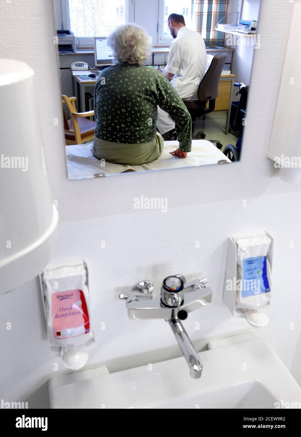 Eine Frau, die medizinische Versorgung braucht, besucht einen Arzt in einem Krankenhaus. Foto Jeppe Gustafsson Stockfoto