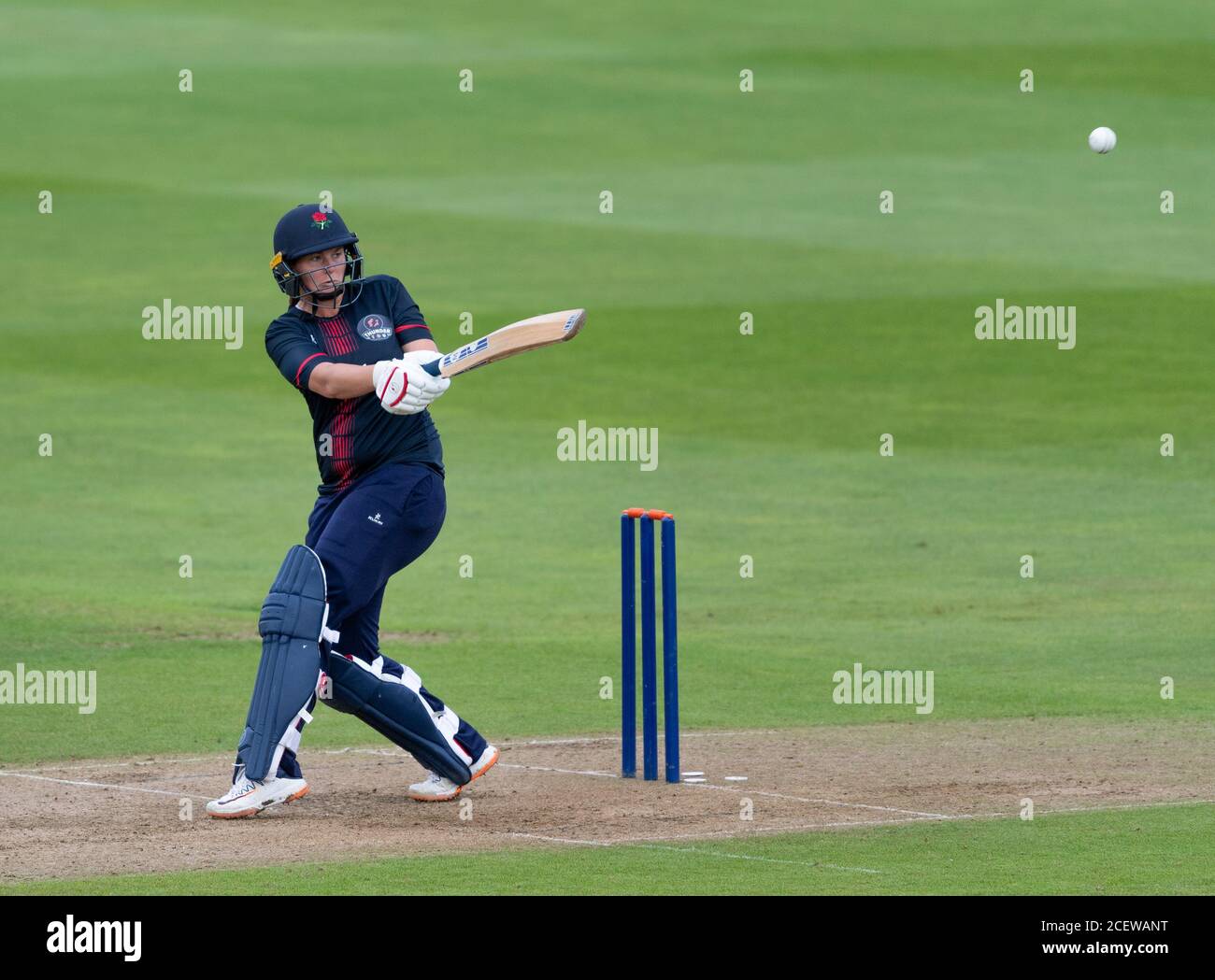 Thunder's Natalie Brown in einer Rachael Heyhoe Flint Trophy Spiel zwischen Thunder und Central Sparks gespielt Edgbaston Cricket Masse Stockfoto