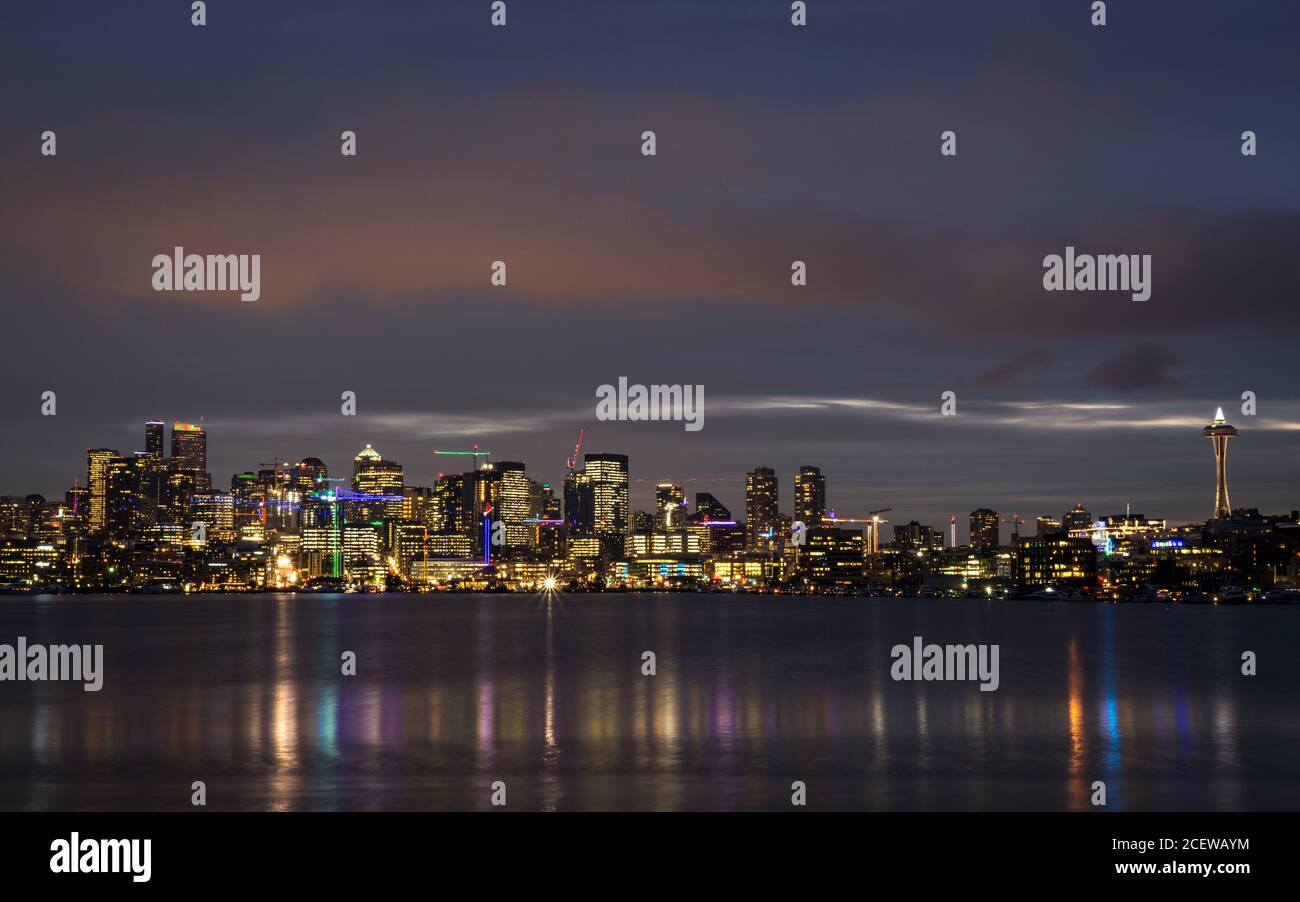 Seattle Downtown inklusive Space Needle on the Water bei Nacht. Blick vom Gas Works Park in Seattle, Washington, Vereinigte Staaten von Amerika. Lichter der Stadt. Stockfoto