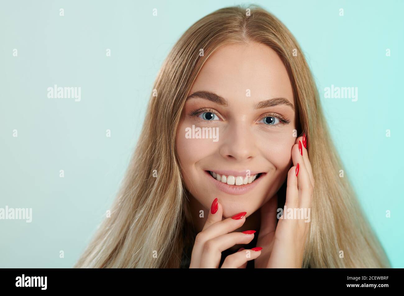 Glücklich lächelnde Frau Porträt Nahaufnahme isoliert auf grün Hintergrund Stockfoto