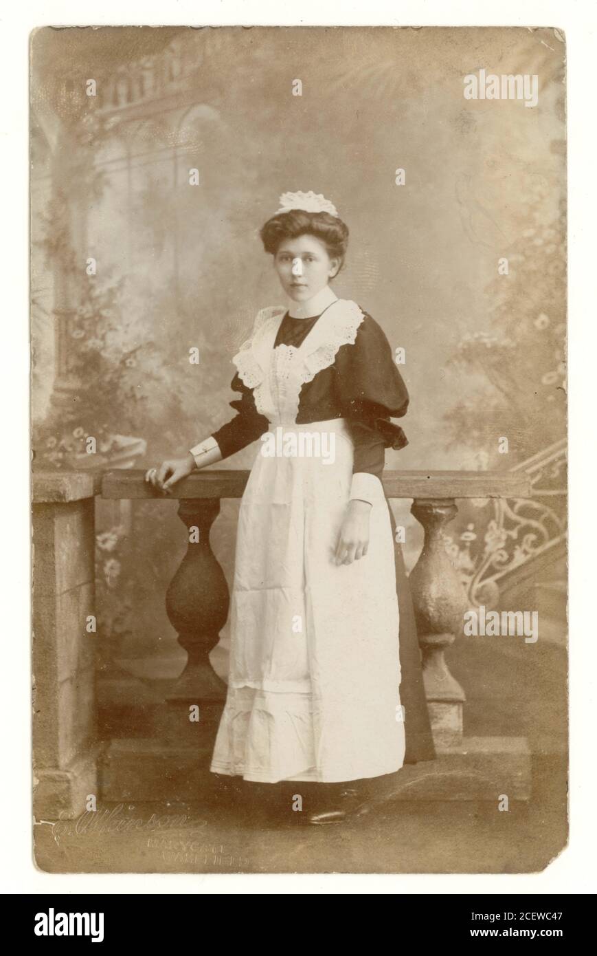 Anfang des 20. Jahrhunderts Studio-Porträt von hübschen Stubenmädchen von Atkinson von Marygate, Wakefield, U.K. circa 1906 Stockfoto