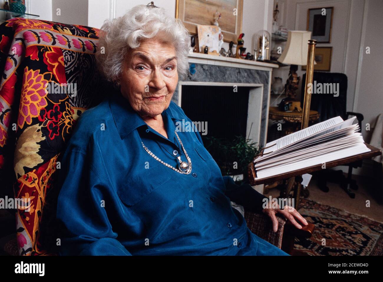 Kaye Webb Journalistin Verlegerin und Autorin, die viele Jahre bei Puffin Books arbeitete, als Redakteurin, fotografiert in ihrem Zuhause in London. 18. Februar 1994. Foto: Neil Turner Stockfoto