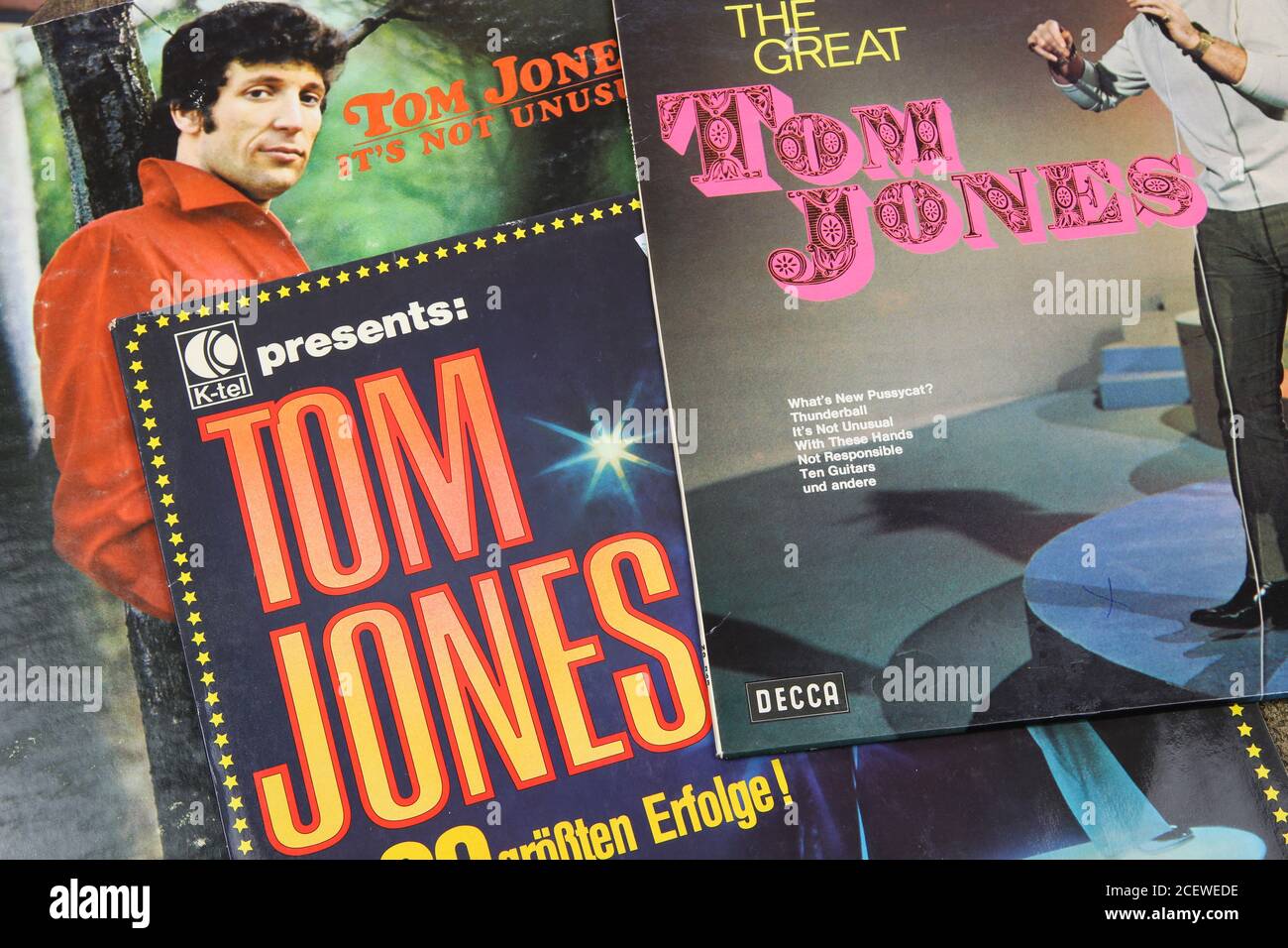 Viersen, Deutschland - 9. Juli. 2020: Nahaufnahme der Tom Jones Vinyl Plattencover-Sammlung Stockfoto