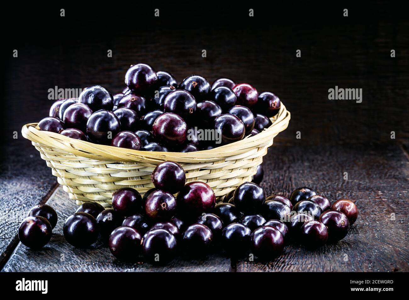 Brasilianische Frucht genannt jaboticaba oder jabuticaba, ist die einheimische Traube von Brasilien. Plinia cauliflora Arten, auf einem rustikalen Tisch, exotische Früchte, anti-infla Stockfoto