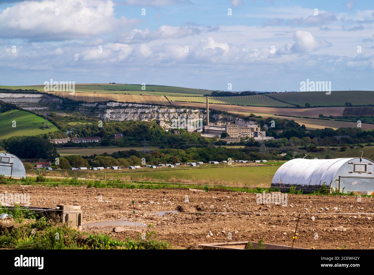 Stillgelegte, verlassene und verfallende Shoreham-Zementwerke und Steinbrüche jenseits einer Schweinehaltung im South Downs National Park, West Sussex, Großbritannien Stockfoto