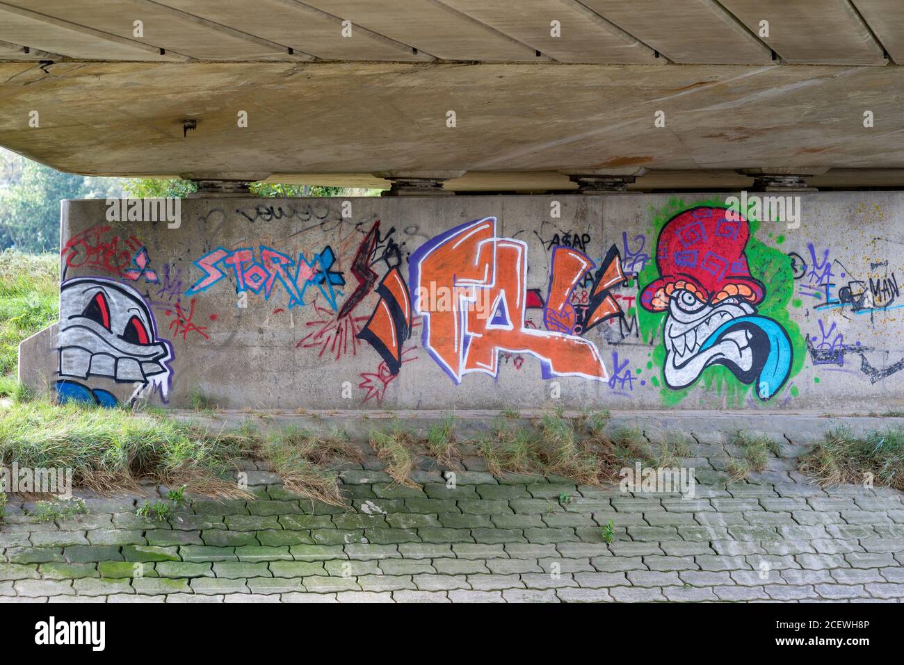 Graffiti an einer Wand unter einer Brücke, River Adur, West Sussex Stockfoto