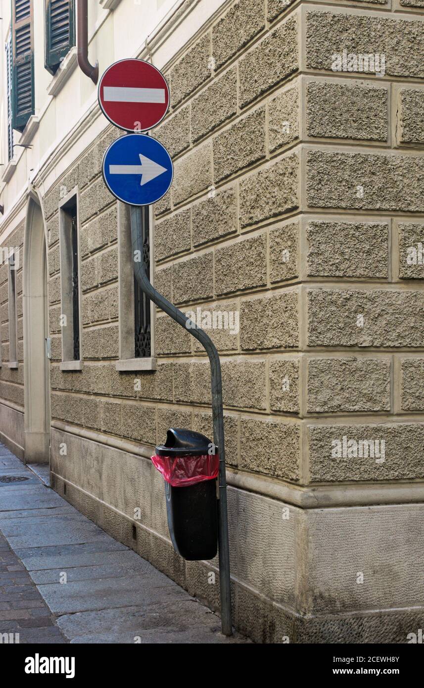 Straßenschilder und Abfalleimer, Italien Stockfoto