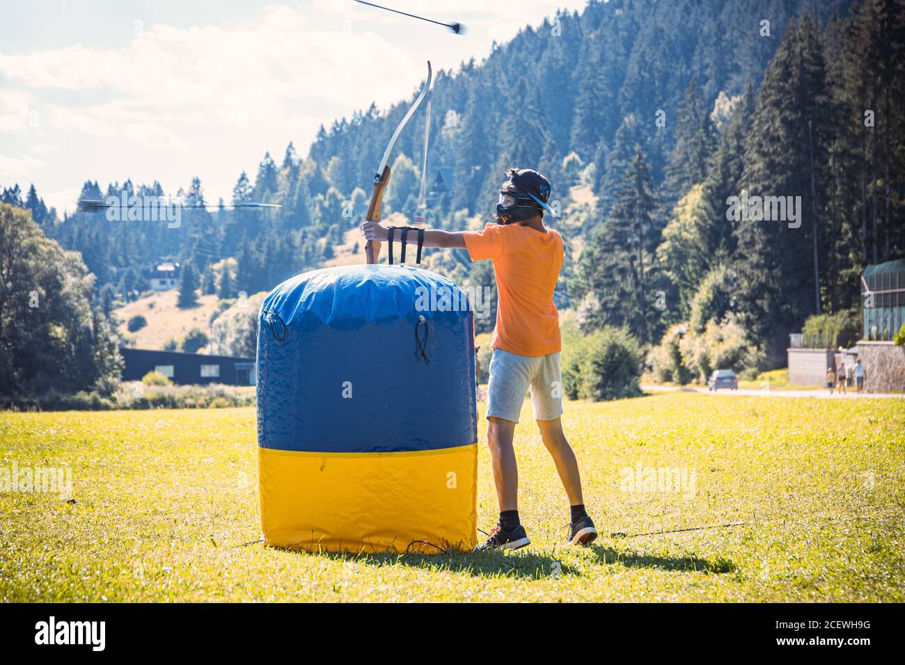 Teenager, der im Sommer Bogenschießen spielt Stockfoto