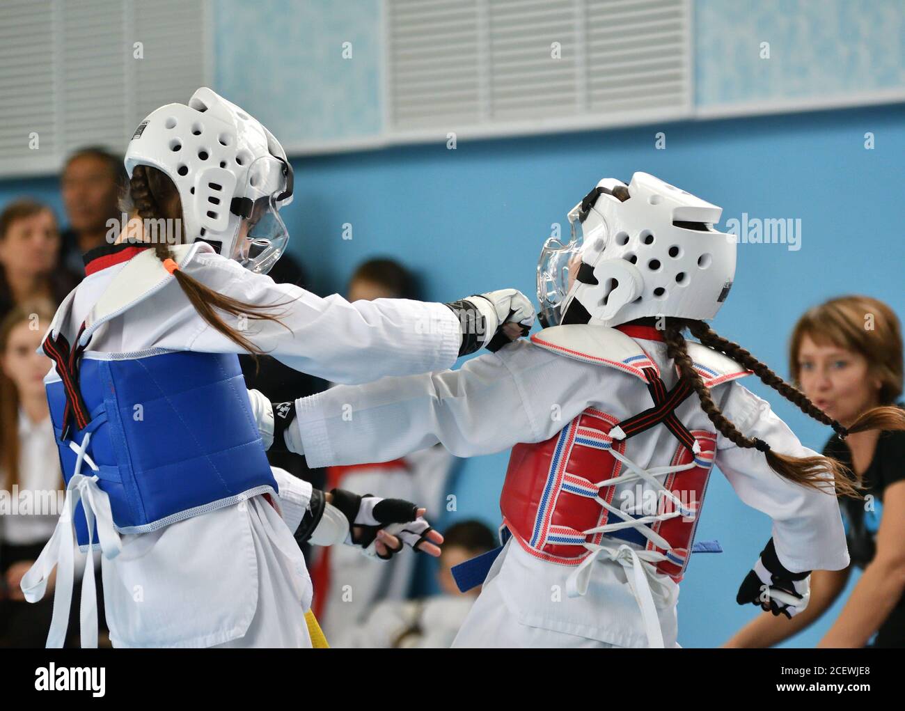 Orenburg, Russland - 19. Oktober 2019: Mädchen treten im Taekwondo bei der Orenburg Open Taekwondo Meisterschaft an Stockfoto