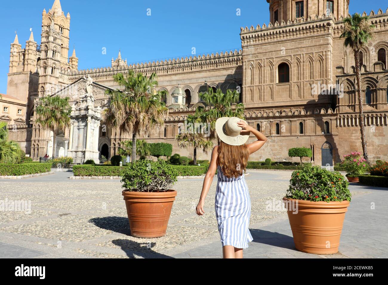 Schönes Mädchen zu Besuch Palermo Kathedrale in Sizilien. Sommerurlaub in Italien. Stockfoto