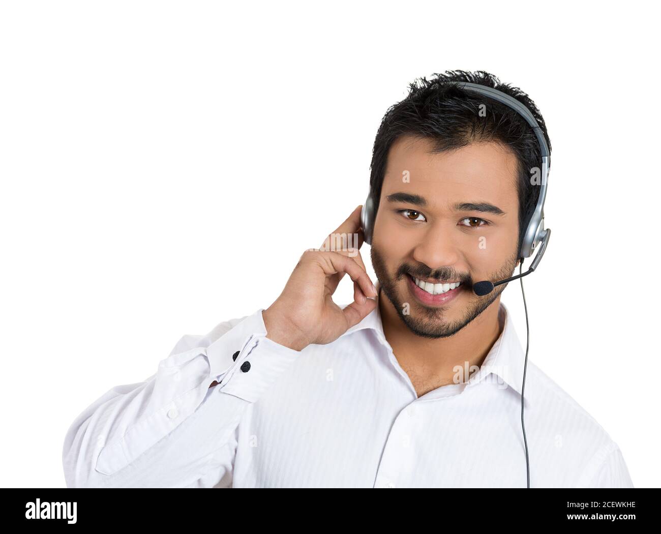 Nahaufnahme Porträt eines männlichen Kundendienstmitarbeiters oder Callcenter-Mitarbeiters oder Bedieners oder Support-Personals, das mit einem Kopfsatz spricht, isoliert auf Weiß Stockfoto