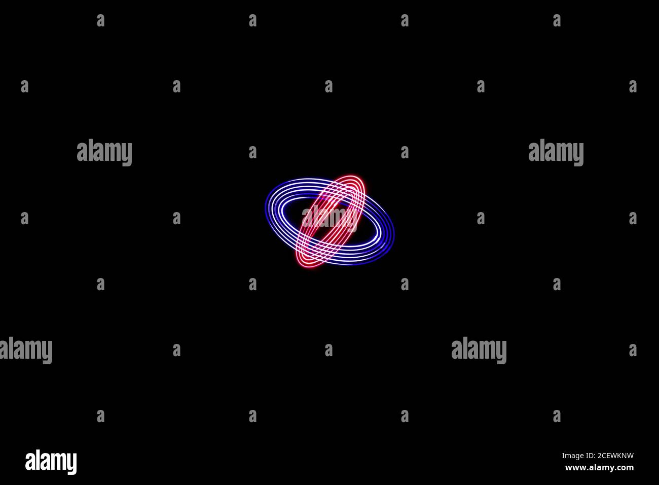 Blaue Rose gemischt Kreis Licht Malerei Fotografie, lange Belichtung, Wellen und Wellen vor einem schwarzen Hintergrund Stockfoto