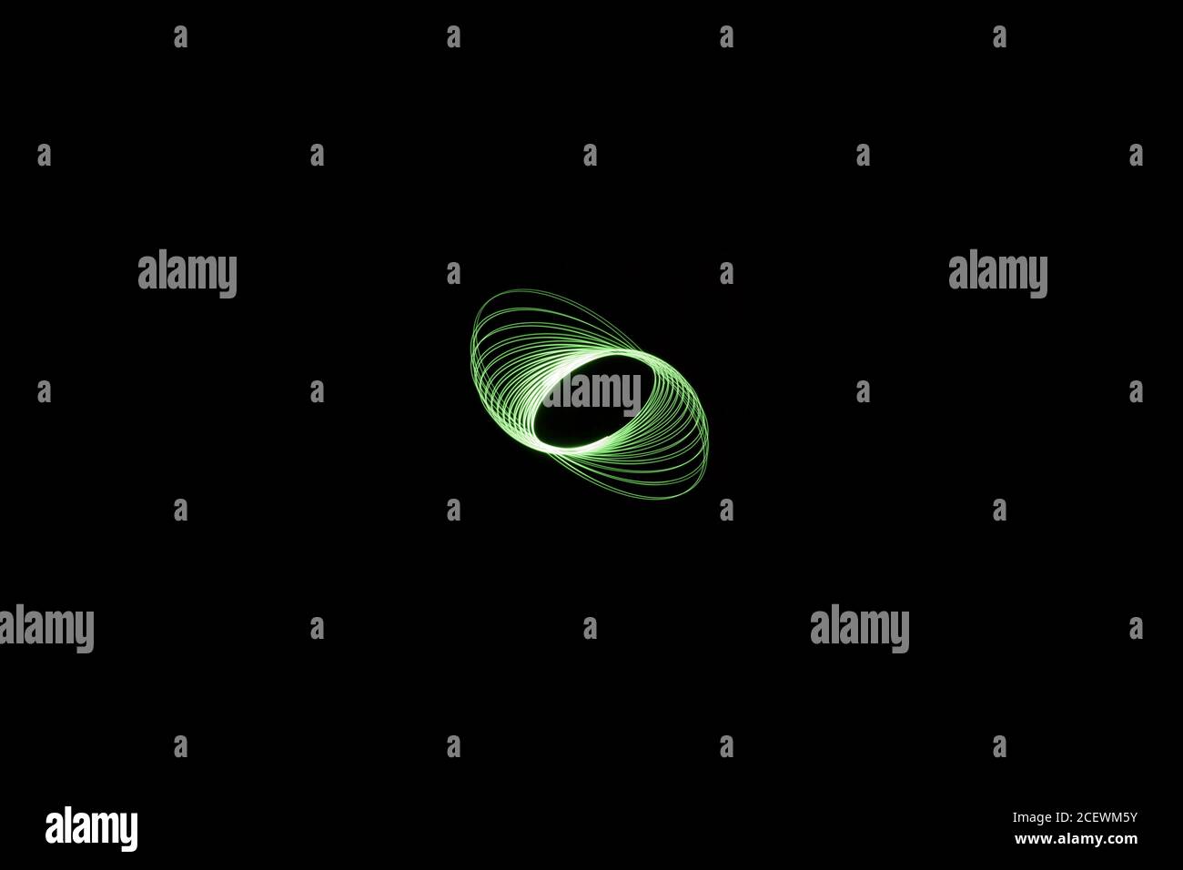 Grün elliptisches Licht Malerei Fotografie, lange Belichtung, Wellen und Wellen vor einem schwarzen Hintergrund Stockfoto