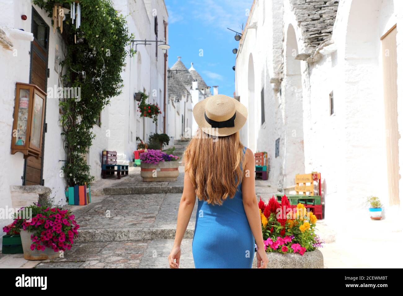 Schöne touristische Mädchen Besuch Alberobello Altstadt mit der traditionellen Trulli Häuser in Süditalien Stockfoto