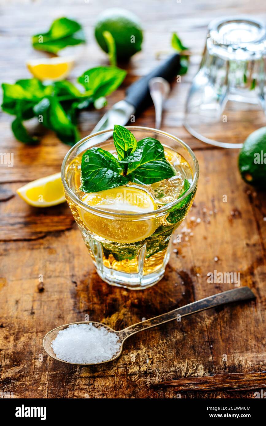 Mojito trinkt Zutaten auf Vintage-Holztisch. Minze, Zucker und Limettenscheiben für kubanische Shoot-Cocktails von oben. Frisches Capirinha Getränk auf Stockfoto