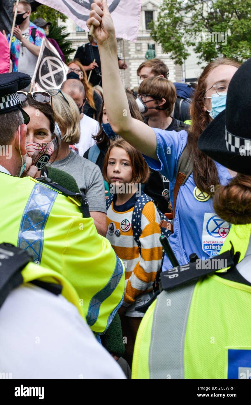 Extinction Rebellion Demonstranten treffen sich am 2. Tag ihrer Umweltaktion auf dem Parliament Square im Zentrum Londons und blockieren Straßen in und aus der Gegend, die die Regierung dazu auffordern, auf ihre Forderung nach einer Bürgerversammlung zur Bekämpfung des Klimawandels zu hören. Stockfoto