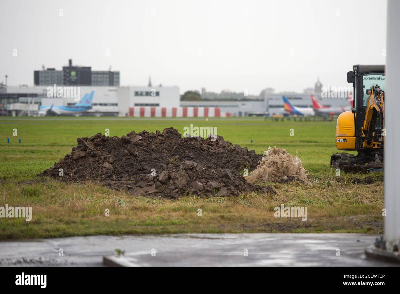Glasgow, Schottland, Großbritannien. September 2020. Im Bild: Ein berstetes Wasserleitungsrohr sprudelt Wasser mit etwas Kraft, die den umliegenden Luftbereich innerhalb des Sicherheitszauns des Flughafens Glasgow überflutet. Derzeit ist niemand an der berstenden Wasserleitung, die Polizei wurde jedoch alarmiert. Quelle: Colin Fisher/Alamy Live News Stockfoto