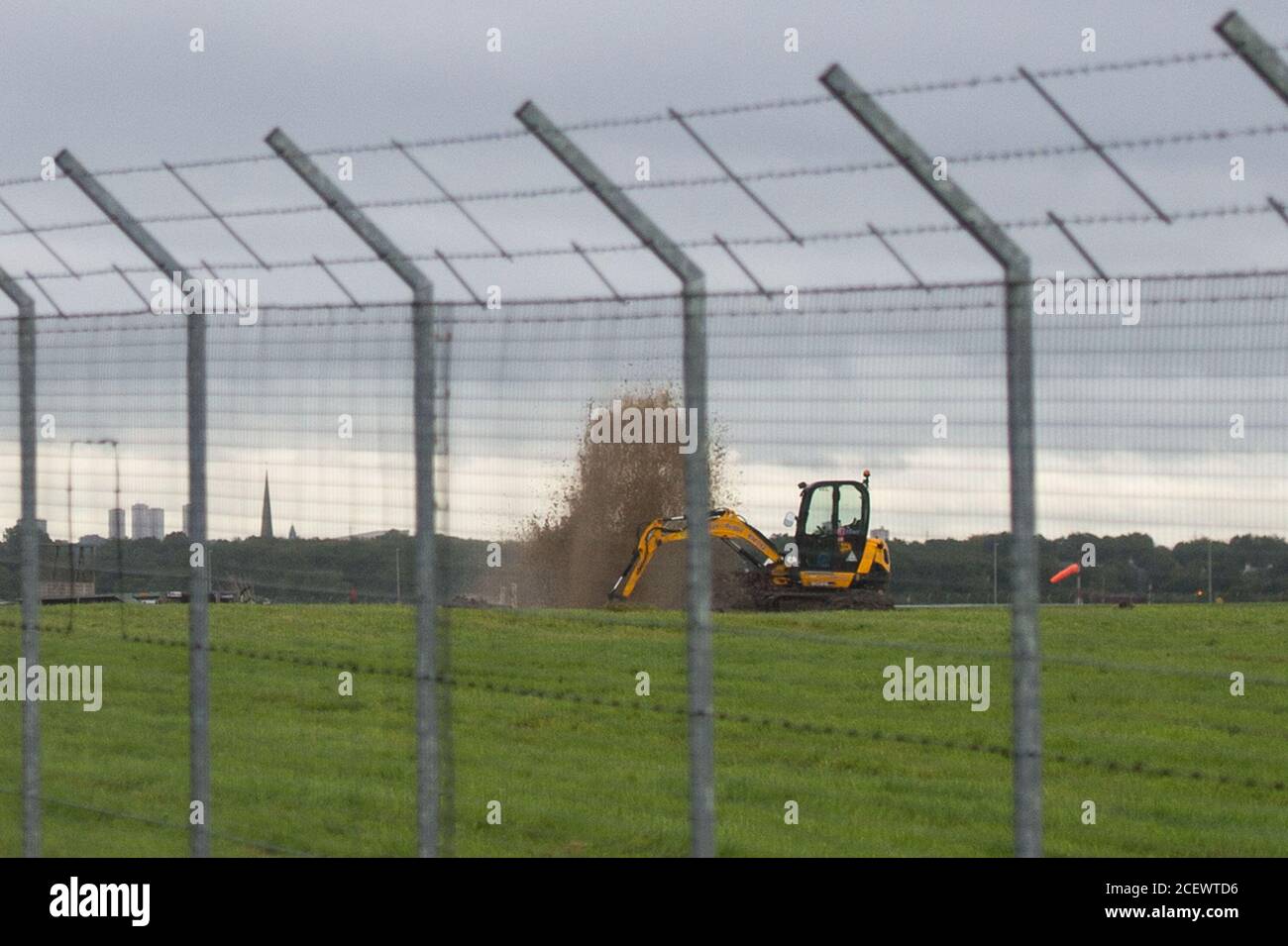 Glasgow, Schottland, Großbritannien. September 2020. Im Bild: Ein berstetes Wasserleitungsrohr sprudelt Wasser mit etwas Kraft, die den umliegenden Luftbereich innerhalb des Sicherheitszauns des Flughafens Glasgow überflutet. Derzeit ist niemand an der berstenden Wasserleitung, die Polizei wurde jedoch alarmiert. Quelle: Colin Fisher/Alamy Live News Stockfoto