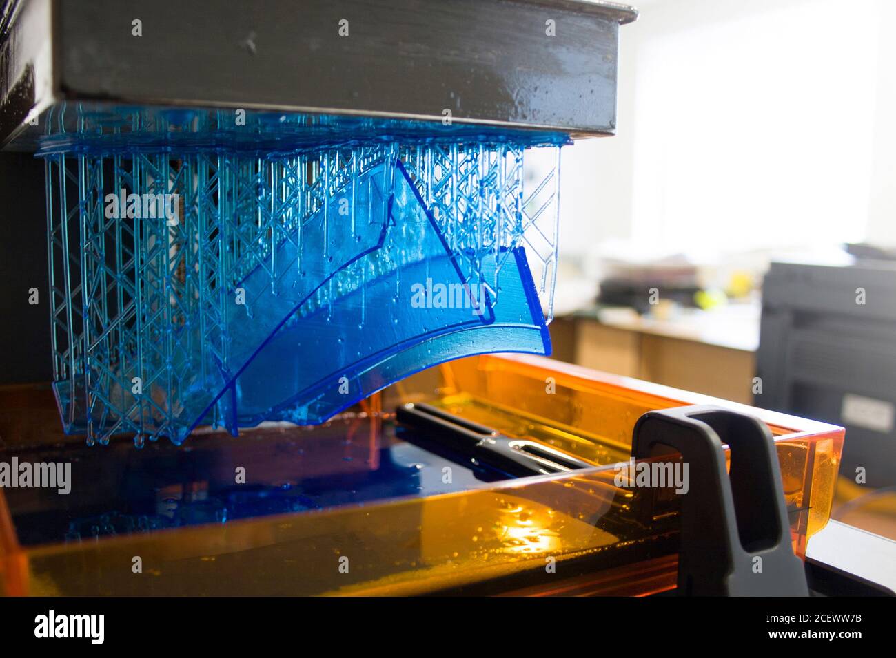 3D-Drucker funktioniert. Elektronische dreidimensionale Druckmaschine im Prozess. Automatisierungstechnik. Automatische Erstellung von Produktdetails. Clo Stockfoto