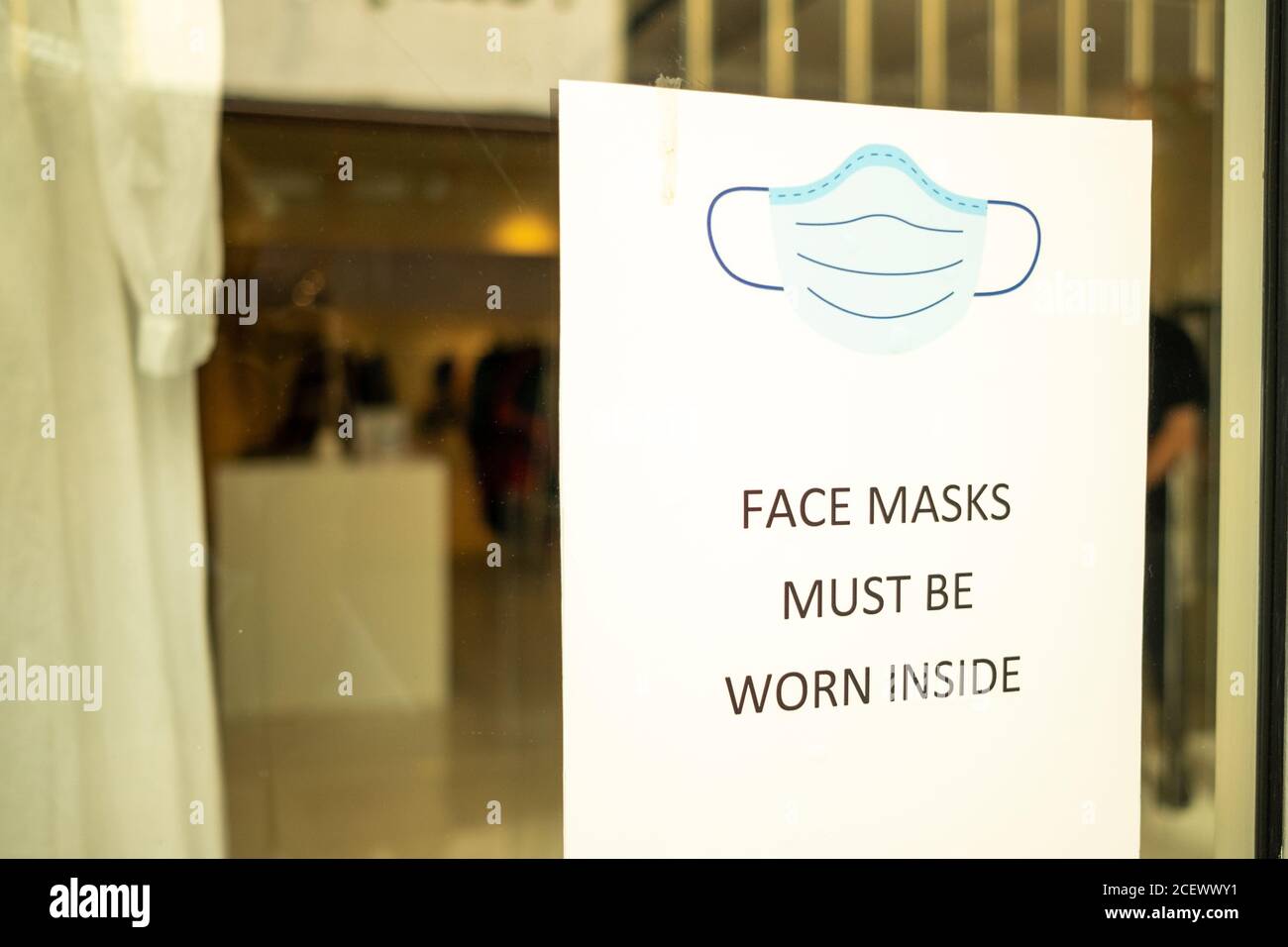 London – Melden Sie sich im Schaufenster an, um Kunden daran zu erinnern, dass sie Masken tragen Muss innen getragen werden Stockfoto
