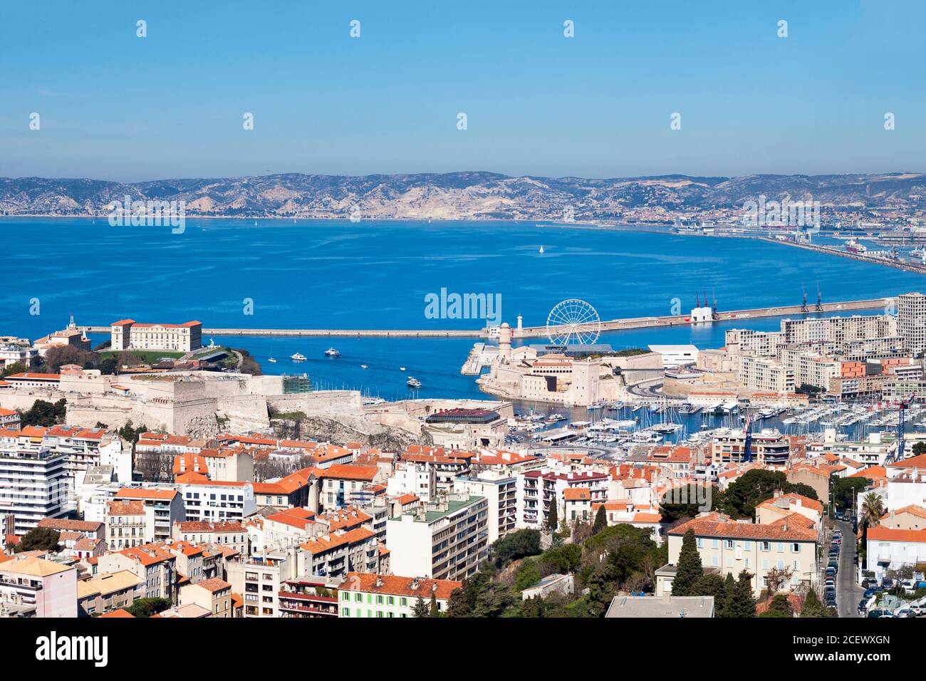 Luftaufnahme des Vieux Port von Marseille mit dem Fort Saint-Jean, dem Palais Pharo und dem Fort Saint-Nicolas. Stockfoto