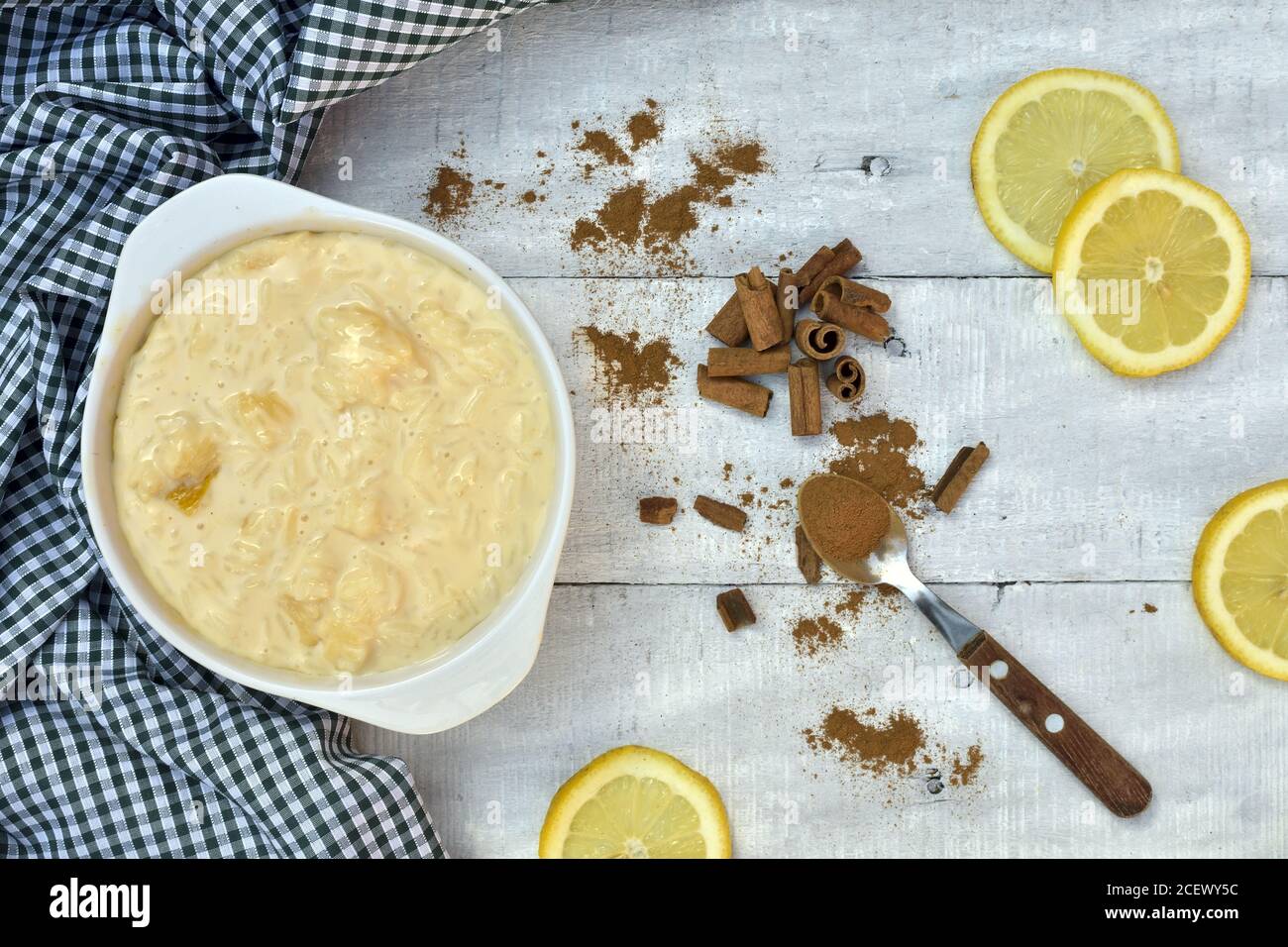 Reispudding und Zimt mit Zitronenscheiben auf einem Holz Tabelle Stockfoto