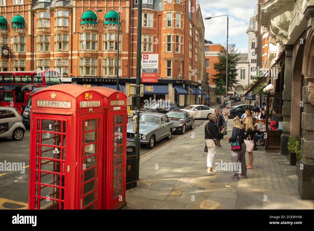 Londoner Straßenszene am Sloane Square, bekannt für seine High-End-Modeboutiquen Stockfoto