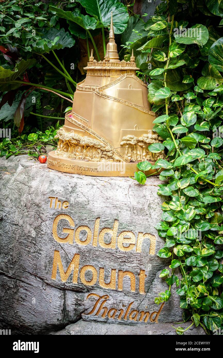 Ein verkleinert Modell sitzt am Eingang des Wat Saket oder Golden Mount Temple in Bangkok Thailand. Stockfoto