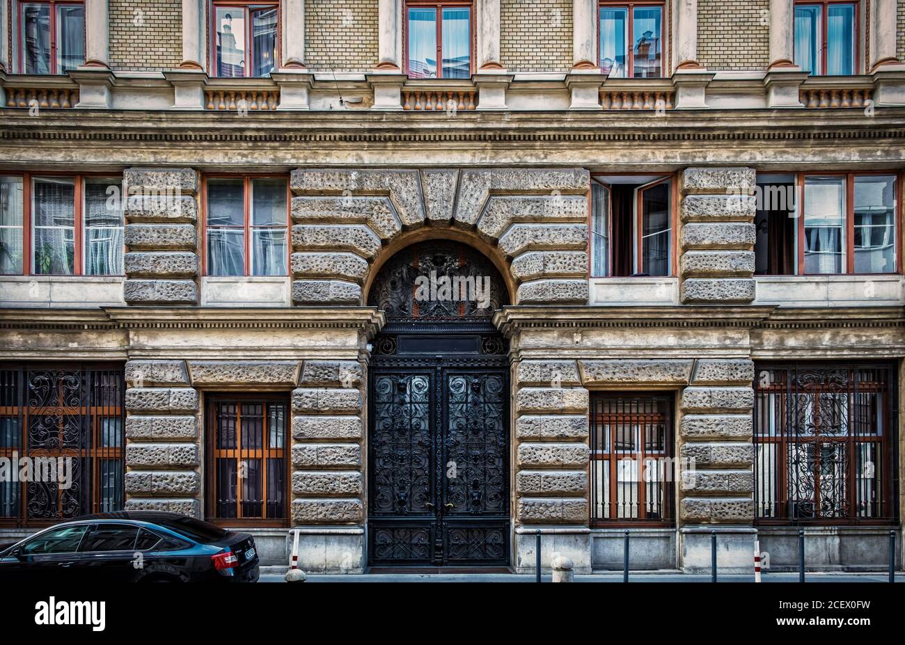 Budapest, Ungarn, August 2019, Blick auf ein altes Gebäude mit einem schwarzen schmiedeeisernen Tor im Zentrum der Hauptstadt Stockfoto