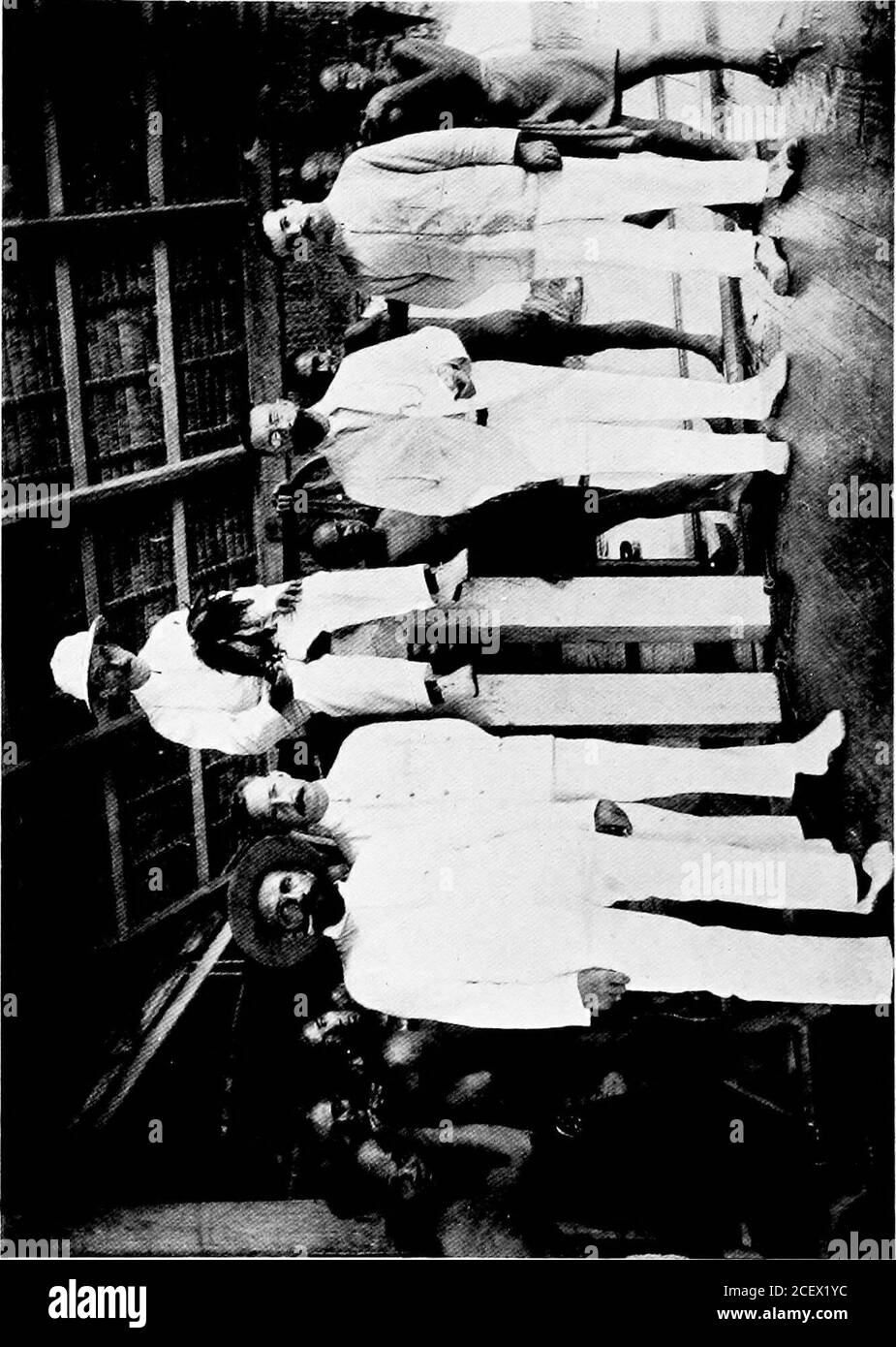 . Wanderungen unter den Wilden der Südsee und in Borneo und auf den Philippinen. k Nester gesichert – Distinktionenzwischen den zwei Arten von Schwalben, von denen die Nester gemacht werden – Millionen von kleinen Fledermäusen: Ein erstaunlicher Anblick – Methoden der Sicherung der beschriebenen Nester – gefährliche Kletterleistungen – Bericht von zahlenGroße Schlangen – Höhlensärge, €ind ihren (traditionellen) reichen Inhalt – Gefahren der Abfahrt – aus gut, das endet gut. Ich WAR gerade mit Richard-Sohn von Tangkulap den Fluss hinunter zurückgekehrt. Tangkulap ist eine mehrtägige Reise auf dem Kinabatangan River im britischen Norden Bra-neo. Richardson war die magis-trate für diese di Stockfoto