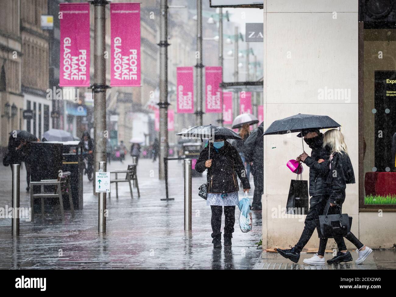 Im Stadtzentrum von Glasgow verfingen sich die Bürger in heftigen Regenfällen. Stockfoto