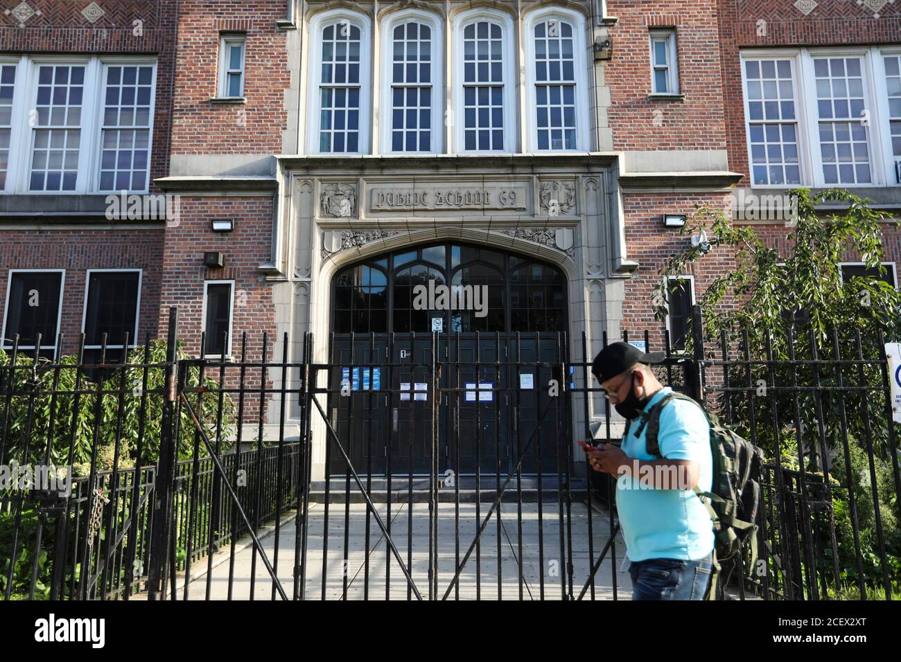 (200902) -- NEW YORK, 2. September 2020 (Xinhua) -- EIN Mann geht an einer öffentlichen Schule in New York, den Vereinigten Staaten, 1. September 2020 vorbei. Der New Yorker Bürgermeister Bill de Blasio kündigte am Dienstag an, dass die Wiedereröffnung des öffentlichen Schulsystems der Stadt verschoben werde. (Xinhua/Wang Ying) Stockfoto