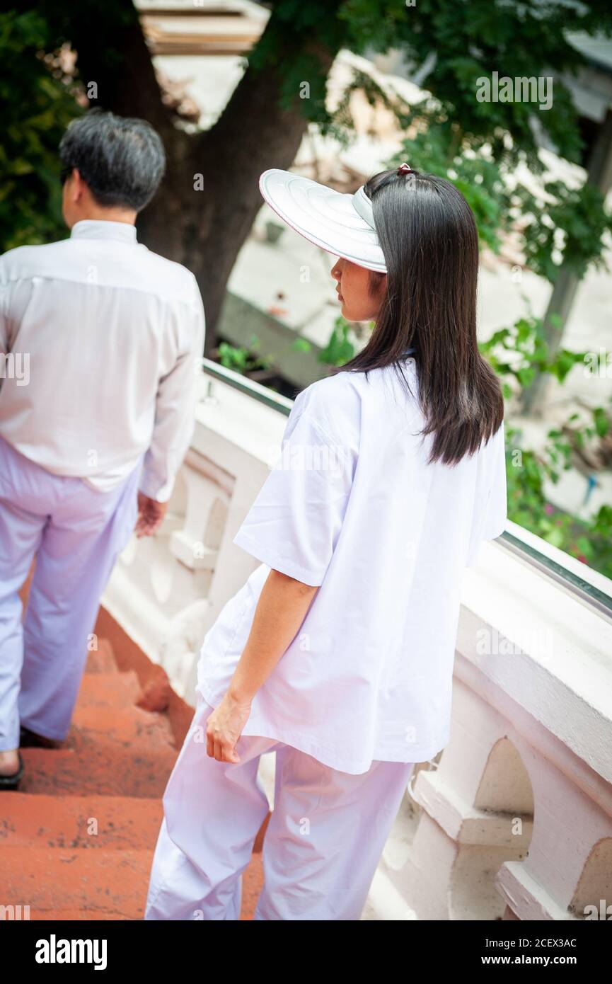 Touristen machen ihren Weg auf die steilen Stufen des Wat Saket oder Golden Mount Tempel in Bangkok Thailand. Stockfoto