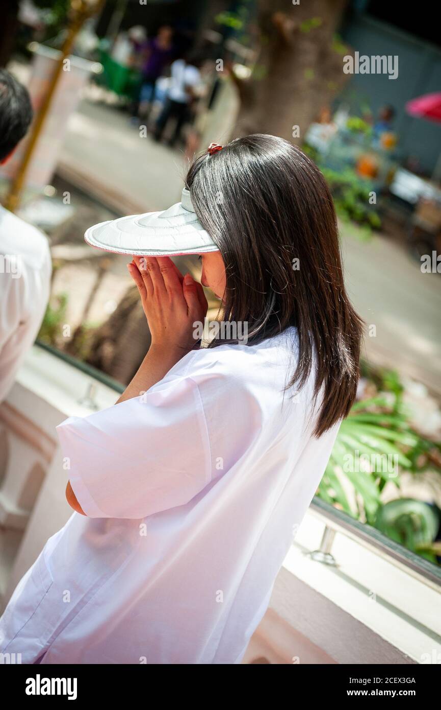 Touristen machen ihren Weg auf die steilen Stufen des Wat Saket oder Golden Mount Tempel in Bangkok Thailand. Lady bietet einen Thai wai. Stockfoto