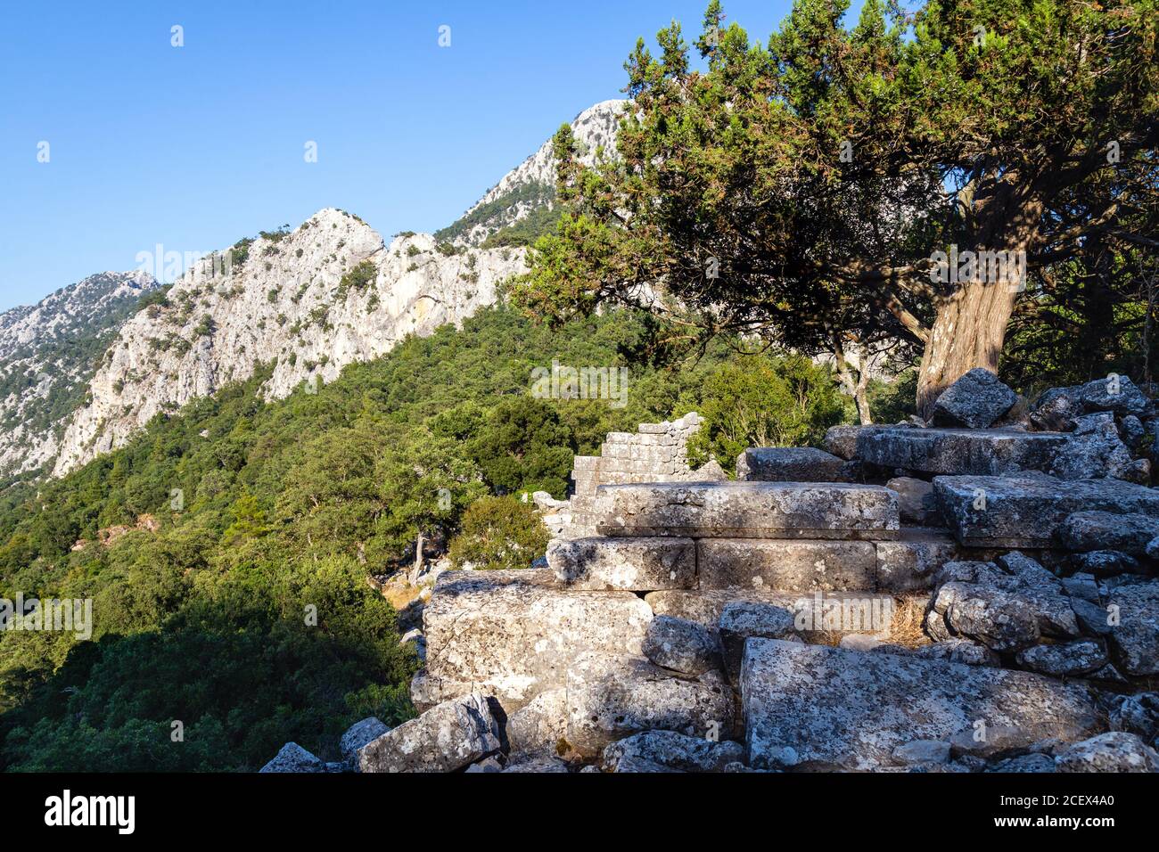 Blick von den antiken Ruinen von Termessos oder Thermessos im Taurusgebirge, Provinz Antalya, Türkei. Termessos Antike Stadt. Stockfoto