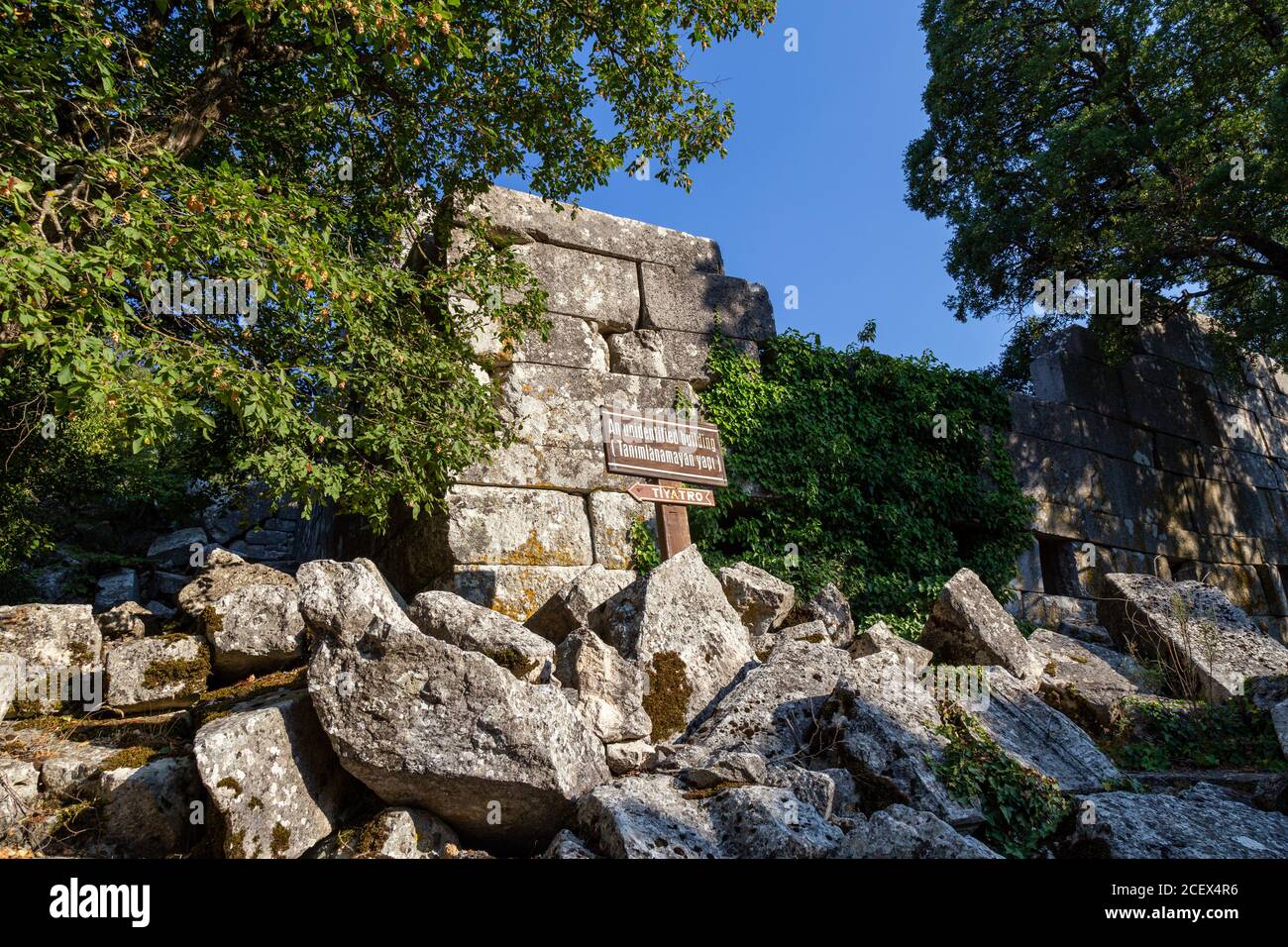 Blick von den antiken Ruinen von Termessos oder Thermessos im Taurusgebirge, Provinz Antalya, Türkei. Termessos Antike Stadt. Stockfoto